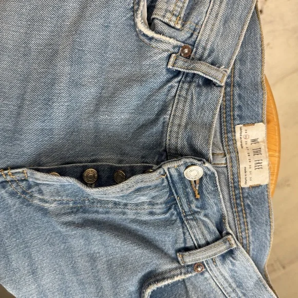 We The Free Maggie Mid Rise Distressed Straight Leg Jeans Light Wash Size 25 FP - Picture 9 of 10